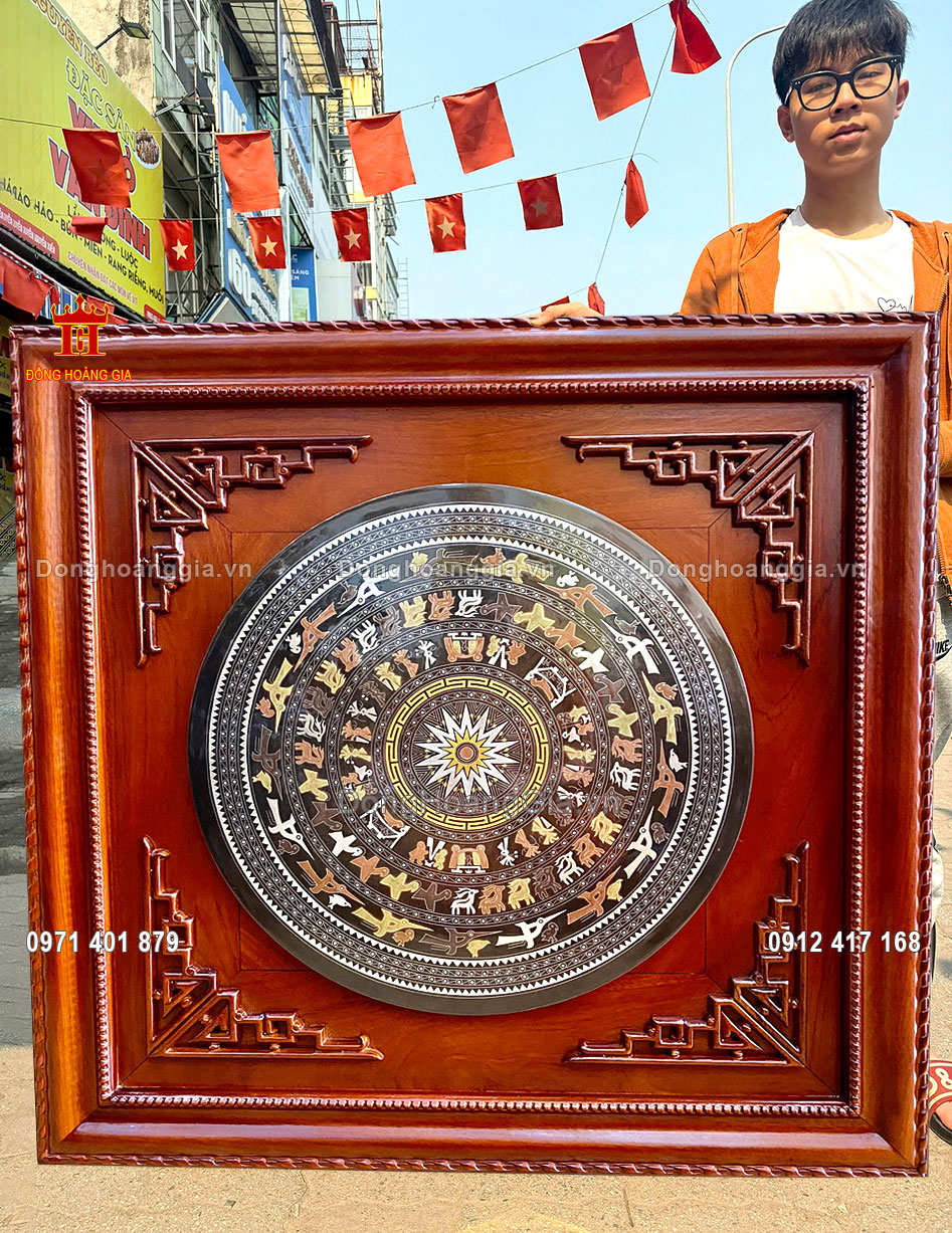 Tranh mặt trống đồng khảm ngũ sắc là dòng sản phẩm tranh đồng cao cấp tại Hoàng Gia